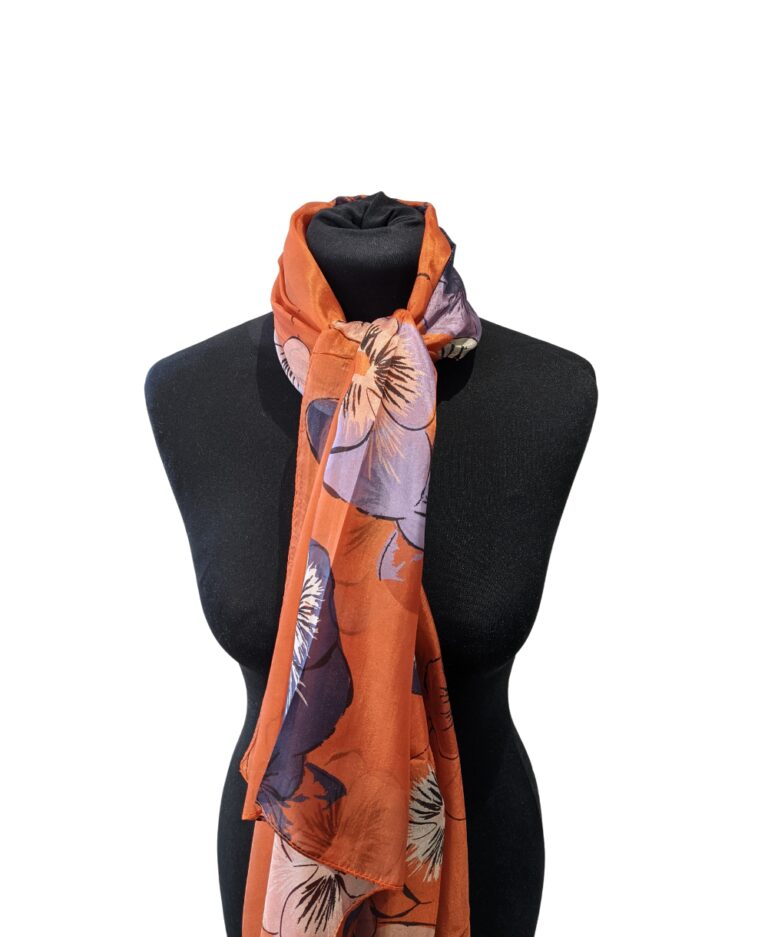 Étole orange et fleurs bleues